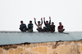 Khán giả Hà Nam leo nóc nhà xem chung kết bóng đá nữ