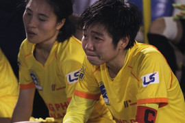 Video: Thua luân lưu, cầu thủ Phong Phú Hà Nam khóc như mưa