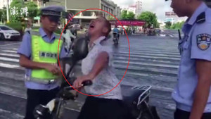 Clip: Bị CSGT tuýt còi, người đàn ông nhảy điên cuồng như lên đồng giữa phố