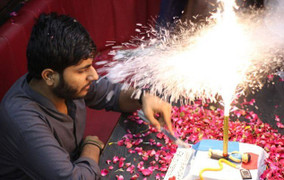 Bạn bè xịt tuyết chúc mừng sinh nhật, nam thanh niên cháy rực như đuốc