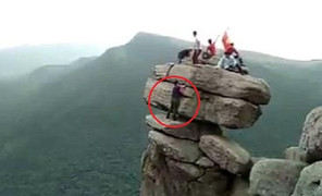 Clip liều lĩnh 'sống ảo' trên mỏm đá chênh vênh ở Quảng Ninh khiến dân mạng dựng tóc gáy