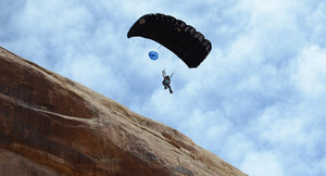 Clip: Nhà thể thao mạo hiểm nhảy ra khỏi vách đá để cứu đồng đội