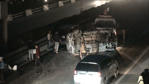 Video: Ô tô phơi bụng sau va chạm, cao tốc Pháp Vân - Cầu Giẽ kẹt cứng