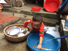 Mẹ bầu 'sướng nhất Vịnh Bắc Bộ', con trai gần 3 tuổi rửa bát nhoay nhoáy