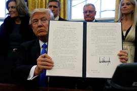 Tòa Tối cao cho phép áp dụng lệnh cấm nhập cảnh của Tổng thống Trump