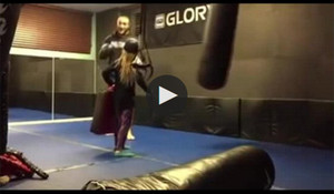 Video: Bố võ sỹ đá con gái 'bay như chim'