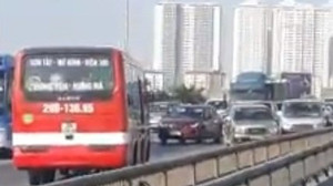 Truy tìm xe khách ngang nhiên phóng ngược chiều trên đường cao tốc trên cao