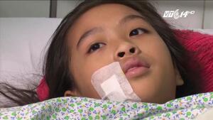 Bạn học nghịch ngợm, bé gái 11 tuổi bị mảnh kính đâm thấu ngực