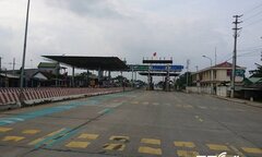 Tài xế lại dùng tiền lẻ qua trạm thu phí BOT ở Huế