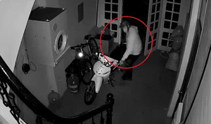 Clip: Đạo chích cạy 2 lớp cửa, dắt trộm xe máy biển số 'tứ quý'