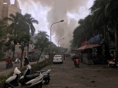 Video: Quán cà phê tre nứa cháy dữ dội, huy động gần 50 cảnh sát để dập lửa