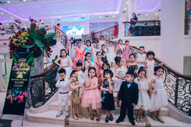 Phút trầm lắng dịu dàng với màn trình diễn catwalk ấn tượng tại Hội chợ Làm cha mẹ - Noel Sum vầy