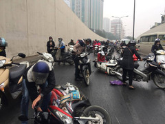 Video: Vì sao hàng loạt xe máy trượt ngã, đổ la liệt trong hầm Kim Liên