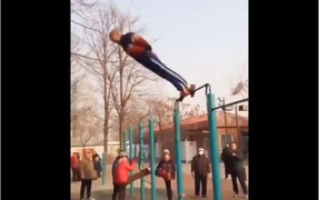 Video: Cụ ông nhào lộn như có phép thuật trên xà đơn