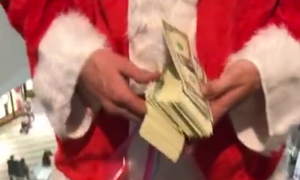 Clip: 'Ông già Noel' rải tiền như mưa trong trung tâm thương mại