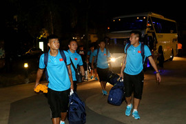 Di chuyển cả ngày, U23 Việt Nam bụng đói vẫn phải tập nhẹ