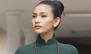 Á hậu Trương Thị May xúc động tặng áo dài mẹ may cho bảo tàng