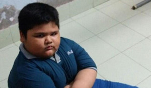 Bé trai 7 tuổi nặng 120 kg