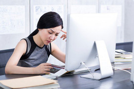 'Tức nghẹn cổ' khi lấy nhầm chồng keo kiệt, cuộn giấy vệ sinh cũng chia đôi