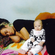 Những ông bố vừa ru con ngủ vừa tranh thủ luyện võ công cực hài hước