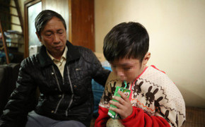 Clip: Cư dân mạng phẫn nộ khi bé trai 10 tuổi bị cha đẻ bạo hành suốt 2 năm