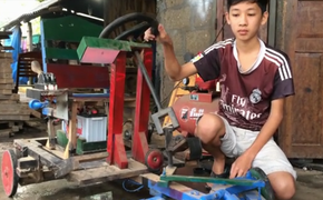 Nam sinh lớp 9 chế ô tô khung gỗ chạy bằng điện