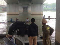 Nam sinh lớp 11 nhảy cầu tự tử nghi do bị ngăn cấm tình yêu