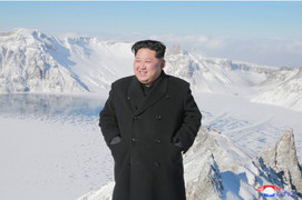 Ảnh: Ông Kim Jong-un tươi cười trên đỉnh núi cao nhất Triều Tiên