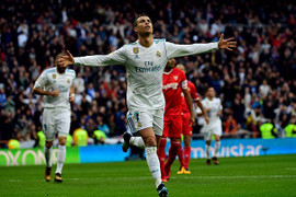 Ronaldo lập cú đúp mừng Quả Bóng Vàng, Real Madrid đè bẹp Sevilla