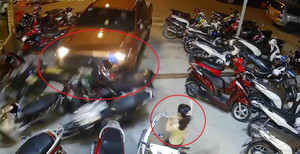 Clip: Xe bán tải 'càn quét' loạt xe máy, cô gái đứng buộc tóc thoát chết trong tích tắc