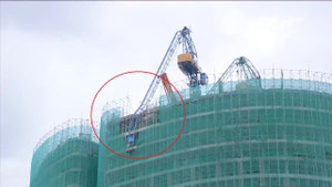 Nha Trang: Cần cẩu nặng trăm tấn gãy lủng lẳng, uy hiếp tính mạng người dân
