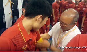 Video: Đích thân Park Hang Seo đeo băng đội trưởng cho Xuân Trường