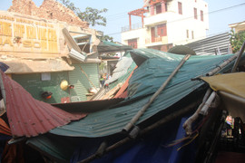 Sập chợ, hàng chục tiểu thương hoảng loạn tháo chạy, ít nhất 2 người bị thương