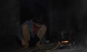 Bé trai 9 tuổi sống 1 mình hơn 700 ngày bên những ngôi mộ rêu phong