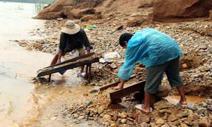 Dân Quảng Nam đổ xô ra sông đào vàng sau lũ