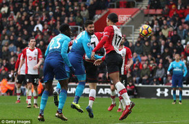 'Siêu dự bị' tỏa sáng, Arsenal vất vả giành 1 điểm trên sân khách