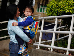 Có tiền cứ thuê giúp việc mà trông con, nhờ ông bà làm gì cho phiền phức?