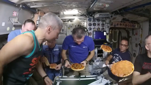 Video: Pizza được làm thế nào ngoài vũ trụ?
