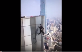 Video: Quay cảnh mạo hiểm kiếm tiền chữa bệnh cho mẹ, nam diễn viên rơi từ tầng 62