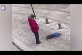 Video: Bố nổi giận đá văng con trai đang nằm trên tuyết gây phẫn nộ