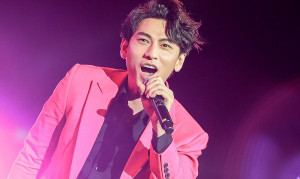 Trình diễn quá sung, Isaac vượt hàng rào, nằm hẳn lên người fan để hát