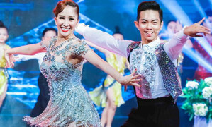 Khánh Thi tình tứ bên Phan Hiển, khiêu vũ cực ngọt ngào trên sân khấu