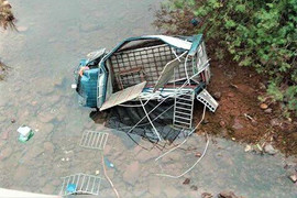 Xe tải chở lợn lao xuống sông, 2 người bị thương ở Quảng Ninh