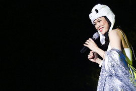 Clip: Mỹ Tâm đội mũ gấu hát khiến 10.000 khán giả Hà Nội phấn khích