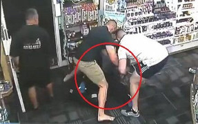 Dọa có súng để cướp hiệu thuốc, bị 2 thanh niên to khỏe đánh hội đồng thảm hại