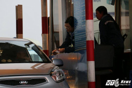 Video: Tài xế là dùng tiền lẻ ướt nước qua trạm BOT