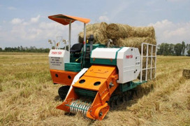 Nông dân Đồng Tháp với sáng chế máy cuộn rơm