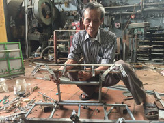 Công trình tiết kiệm xăng cho xe máy của ông thương binh mê sáng chế