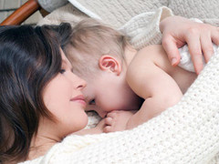 Vì sao mẹ nên ngủ chung với bé đến 3 tuổi?
