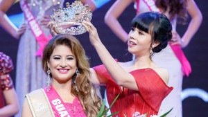 Hằng Nguyễn rạng rỡ trao vương miện cho Hoa hậu Quý bà Guatemala